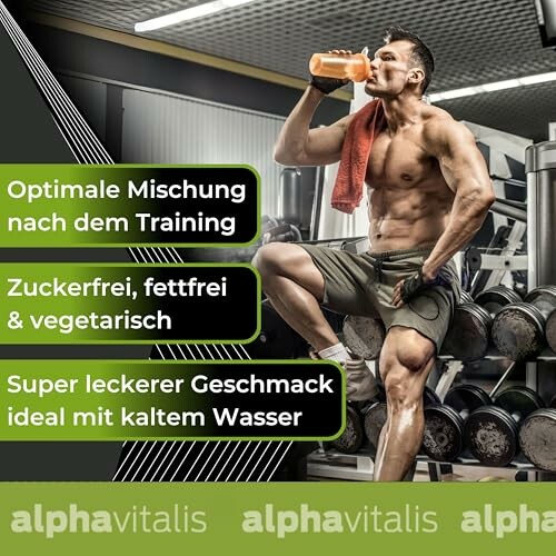 Mann trinkt Proteinshake im Fitnessstudio.