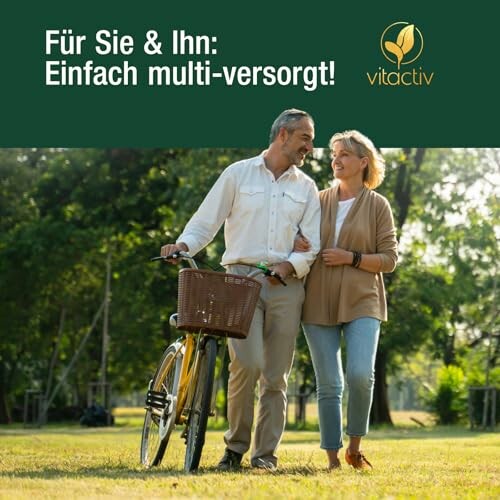 Älteres Paar spaziert im Park mit Fahrrad.