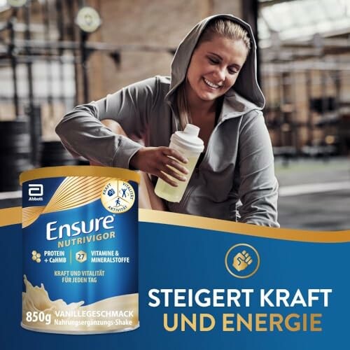 Frau hält einen Proteinshake, Ensure Nutrivigor Dose im Vordergrund.