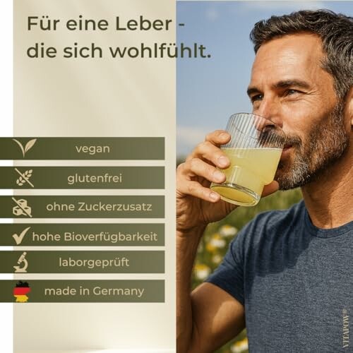 Mann trinkt ein gelbes Getränk, gesunde Leber Vorteile aufgelistet.