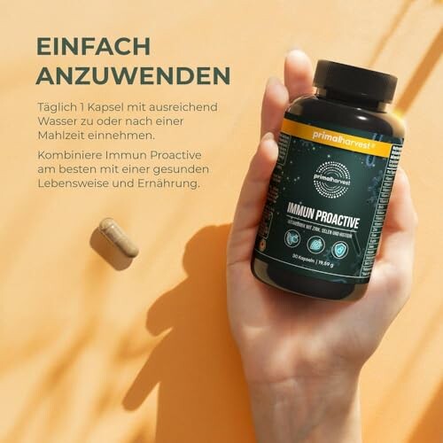 Hand hält eine Flasche Nahrungsergänzungsmittel mit Kapsel daneben.