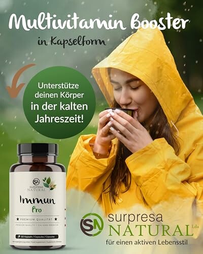 Frau in gelber Jacke trinkt aus Tasse, Multivitamin Kapseln daneben