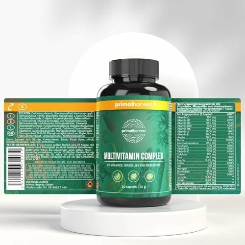 Flasche mit Multivitamin-Komplex auf weißem Hintergrund