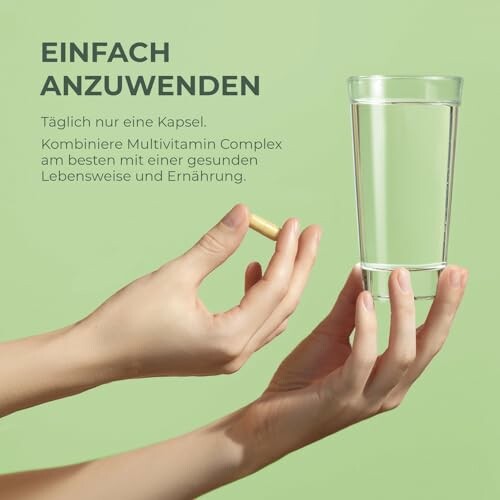 Hand hält Kapsel und Glas Wasser, grüner Hintergrund.