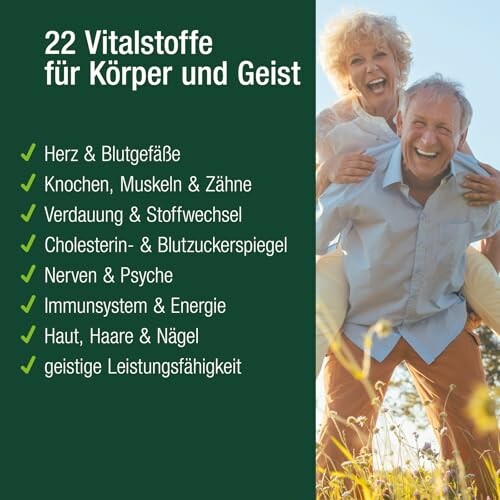 Älteres Paar im Freien, glücklich, mit Liste der Vitalstoffe.
