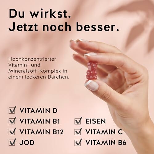 Hand hält ein Vitaminbärchen mit Nährstoffliste.