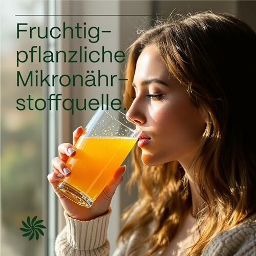 Frau trinkt ein Glas Orangensaft.