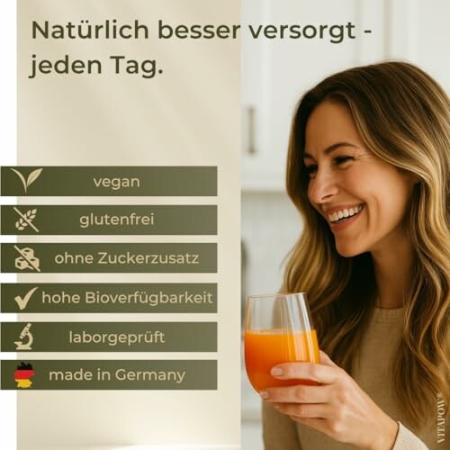 Frau trinkt Orangensaft, mit veganen und glutenfreien Labels.