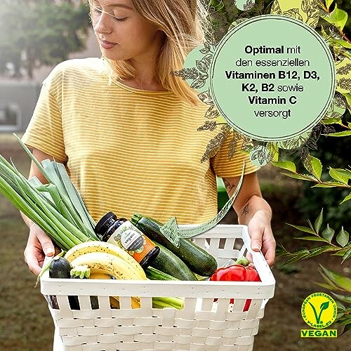 Frau hält einen Korb mit Obst und Gemüse.