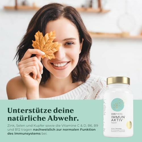 Frau mit Blatt und Nahrungsergänzungsmitteln zur Unterstützung des Immunsystems.