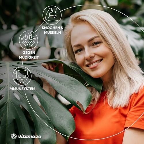 Frau lächelt mit grünen Blättern im Hintergrund, Vitamaze Werbung